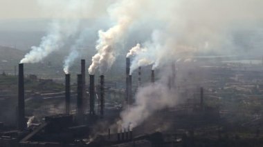 Sanayi boruları dumanlı atmosferi kirleten