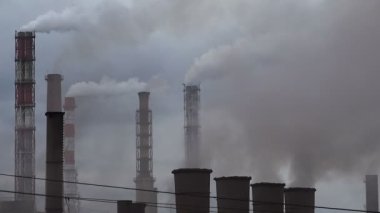 Sanayi boruları dumanlı atmosferi kirleten