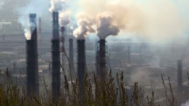 Büyük bir fabrika bitkiler arka duman boruları