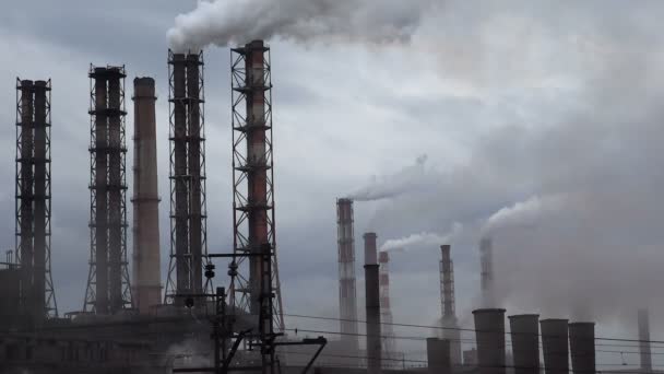 Industrie leidingen vervuilen de atmosfeer met rook — Stockvideo