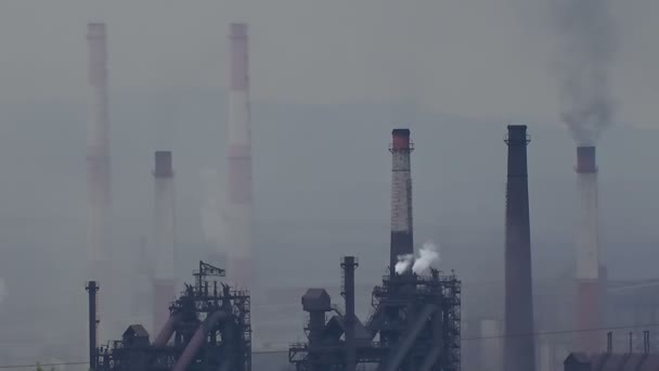 Выбросы дыма от промышленного загрязнения воздуха — стоковое видео