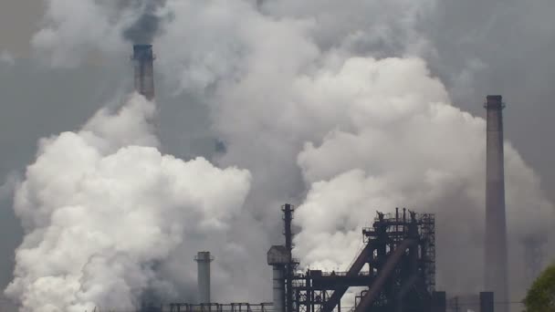 Emisiones de humo procedentes de la contaminación del aire industrial — Vídeos de Stock