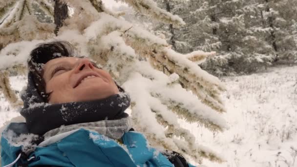 Navidad nieve mujer capturas copos de nieve boca árboles en Hoarfrost — Vídeo de stock