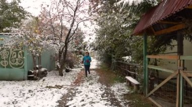 Kadın kış eğlenceli yavaş Koşu