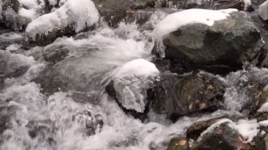 Ağır çekim Panoraması kış buz dağ dere