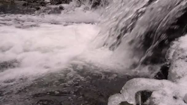 Chute d'eau en hiver sur la rivière Mountain Gros plan Mouvement lent — Video