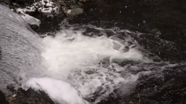 Каскади водоспад на гірській річці в зимовий снігопад повільний рух — стокове відео