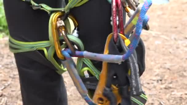 Mulher colocando em equipamento de escalada. Dia de sol. Verão — Vídeo de Stock