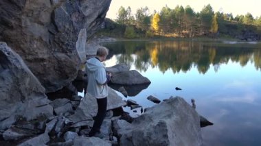 Çift genç sevgi dolu ilişki insanlar. Orman Gölü sonbahar