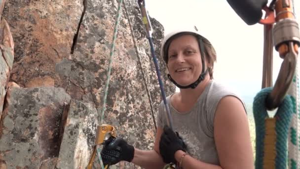 Arrampicata femminile Scalare una corda su una roccia.Giornata di sole. Estate — Video Stock