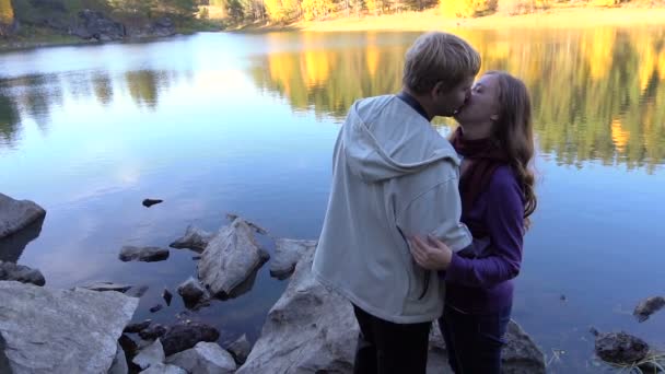 Zwei junge Menschen, die eine liebevolle Beziehung pflegen. Waldsee-Herbst — Stockvideo