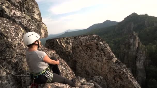 Femme Escalade Admirant Paysage Rocheux sur le dessus. Journée ensoleillée devant le coucher du soleil — Video