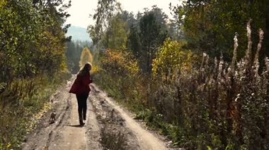 Kız uzun saçlı bir orman yolu çalışır