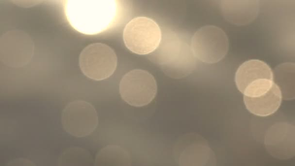 Abstracte achtergrond Bokeh gouden schittering op het Water — Stockvideo