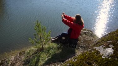 Asyalı kız Selfie Smartphone göl kenarında yapıyor