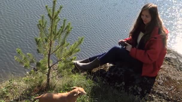 Asiatische Mädchen Selfie mit einem Hund auf einem Hintergrund des Sees — Stockvideo