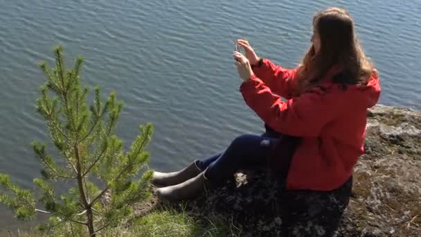 Asiática chica haciendo selfie teléfono inteligente en el lago — Vídeos de Stock