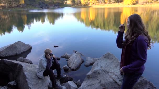 Model Asian kobieta pozuje do zdjęcia na tle jeziora. Jesienny wieczór. — Wideo stockowe