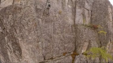 Kaya tırmanışı üst üzerinde hava fotoğrafçılığı dağcılar. Doğa güneşli gün sonbahar canlı renkler