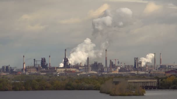 Usine de tuyaux en acier de fumée de pollution atmosphérique — Video