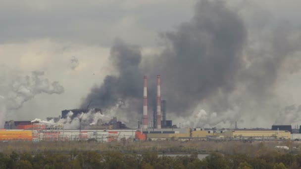 Contaminación del aire Planta de tubos de acero de humo — Vídeo de stock