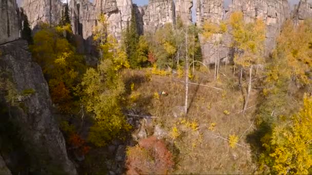 Luftaufnahmen schöne Felsen Herbst helle Farben — Stockvideo