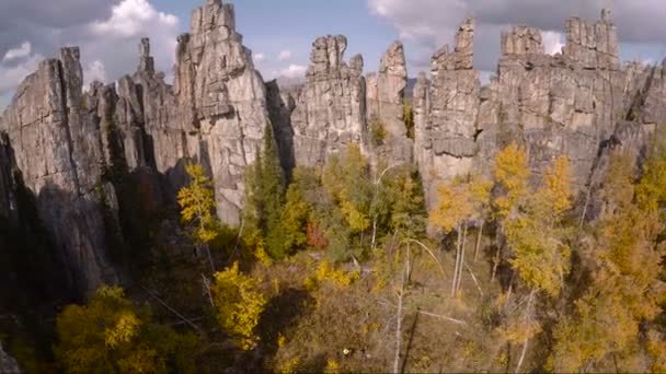 Letecká fotografie horská krajina na podzim — Stock video