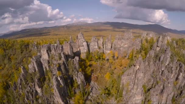 Аерофотозйомка Гірський пейзаж восени — стокове відео