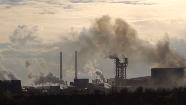 Contaminación del aire de la gran industria de la fábrica. Contra la luz solar. Ángulo ancho — Vídeos de Stock