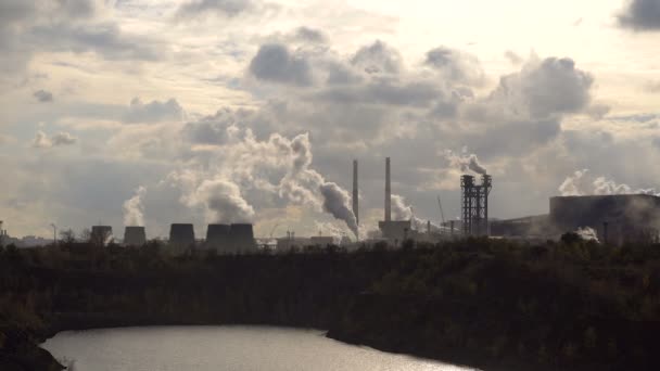 Wasserverschmutzung und metallurgische Luft. Gegenlicht. Weitwinkel — Stockvideo