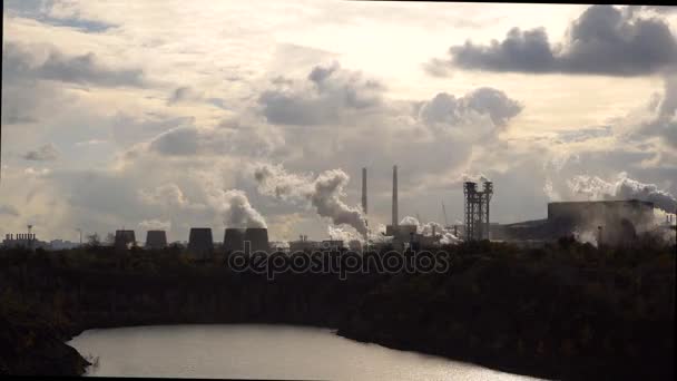 Zanieczyszczenie wody i powietrza przemysłu metalurgicznego. Światło słoneczne licznika. Szeroki kąt — Wideo stockowe