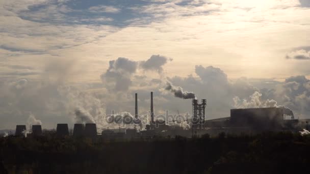 Emisiones de Smoke Into Air Metallurgical Enterprise. Contra la luz solar. Ángulo ancho — Vídeo de stock