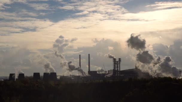 Emisiones de Smoke Into Air Metallurgical Enterprise. Contra la luz solar. Ángulo ancho — Vídeo de stock
