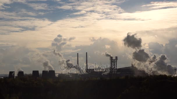 Emise kouře do ovzduší hutní podnik. Proti slunci. Široký úhel