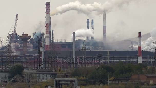 Çevre tehlikeli sanayi. Hava kirliliği duman tarafından. — Stok video