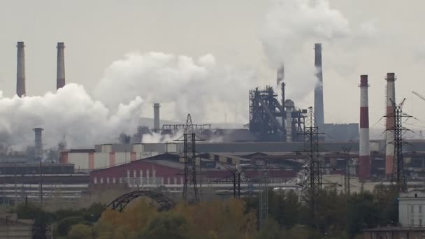 Milieugevaarlijke industrie. Luchtverontreiniging door rook. — Stockvideo