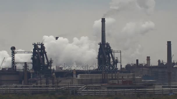 Fumée dans l'usine de tuyaux d'air. Pollution atmosphérique . — Video