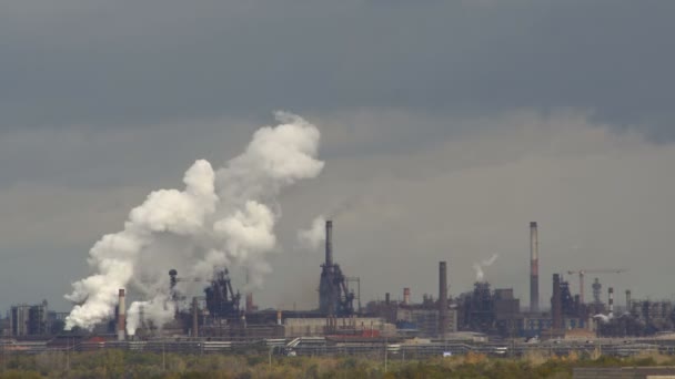 Roken van schoorstenen fabriek metaalindustrie versnelde beweging — Stockvideo