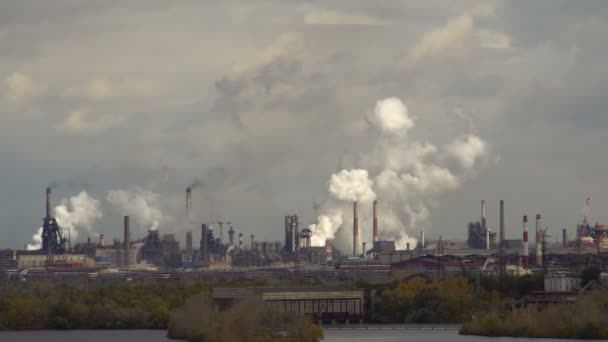 Fumar chaminés fábrica indústria metalúrgica Acelerado movimento — Vídeo de Stock