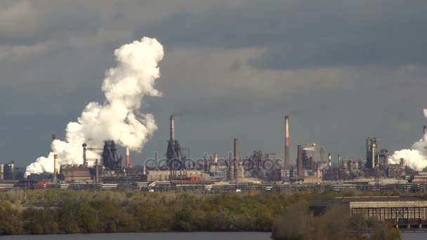 Niebezpieczne dla środowiska przemysłu. Zanieczyszczenia powietrza przez dym. — Wideo stockowe