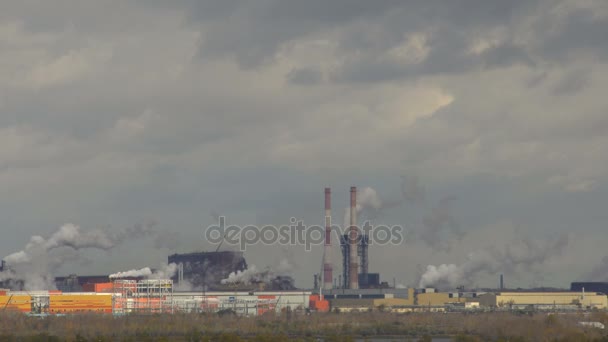 Rökning, skorstenar fabriken metallurgin accelererad rörelse — Stockvideo