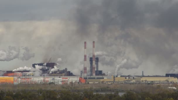 Szennyezés természete dohányzik nagy termelési gyári panoráma őszi nap — Stock videók