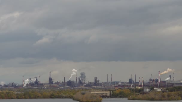 Naturverschmutzung raucht große Produktionsfabrik Panorama Herbsttag — Stockvideo