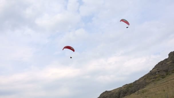 Rusland, Magnitogorsk. 06/06/2016 competitie Paragliders Over een berg Ridge zomerdag — Stockvideo