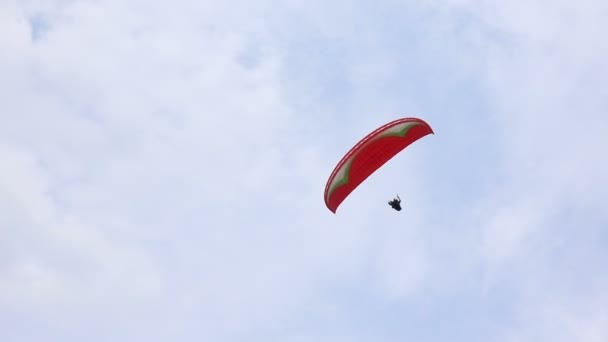 Rússia, Magnitogorsk. 06 / 06 / 2016 Parapentes competição ao longo de uma montanha Ridge Summer Day — Vídeo de Stock