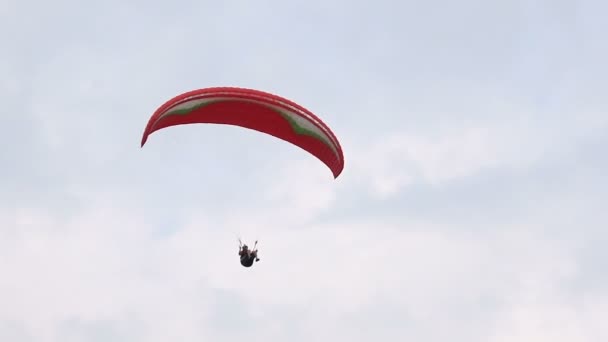 Ryssland, Magnitogorsk. 06-06-2016 konkurrens Paragliders över ett berg Ridge sommardag — Stockvideo