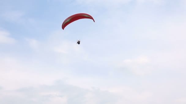 Ryssland, Magnitogorsk. 06-06-2016 konkurrens Paragliders över ett berg Ridge sommardag — Stockvideo