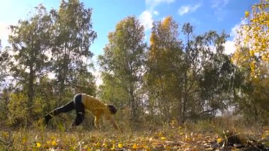 Yavaş hareket akrobasi genç kız sonbahar orman güneşli.