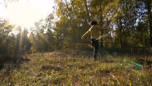 缓慢运动杂技年轻女孩秋天森林在阳光灿烂的日子. — 图库视频影像