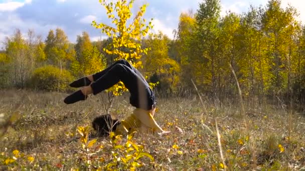 Slow Motion Acrobatics Young Girl Autumn Forest в солнечный день . — стоковое видео